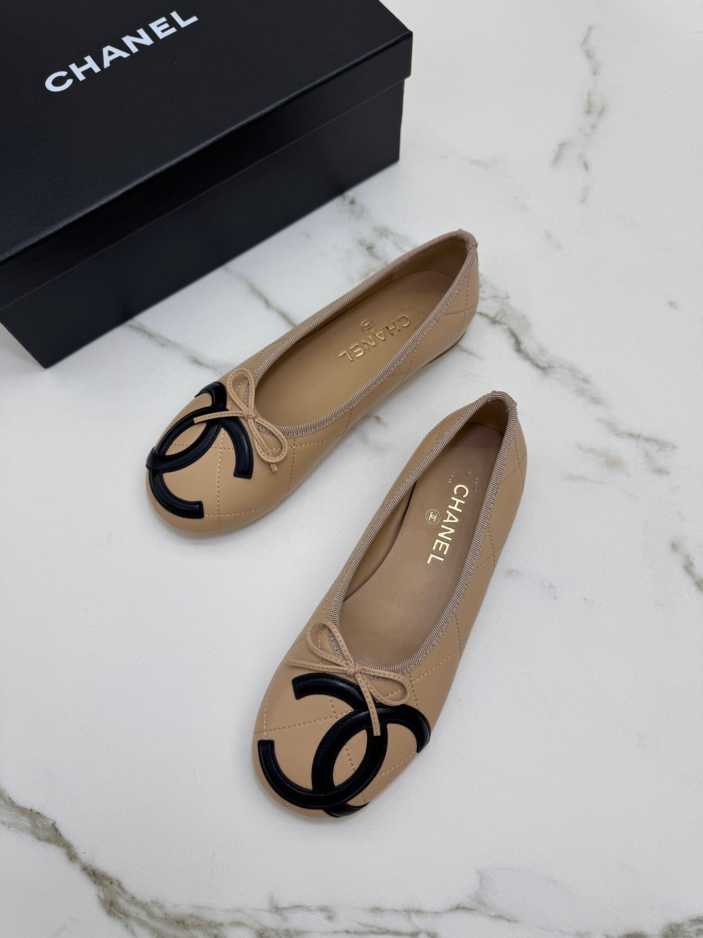 CHANEL Cambon Ballet Flats 杏拼黑 Beige