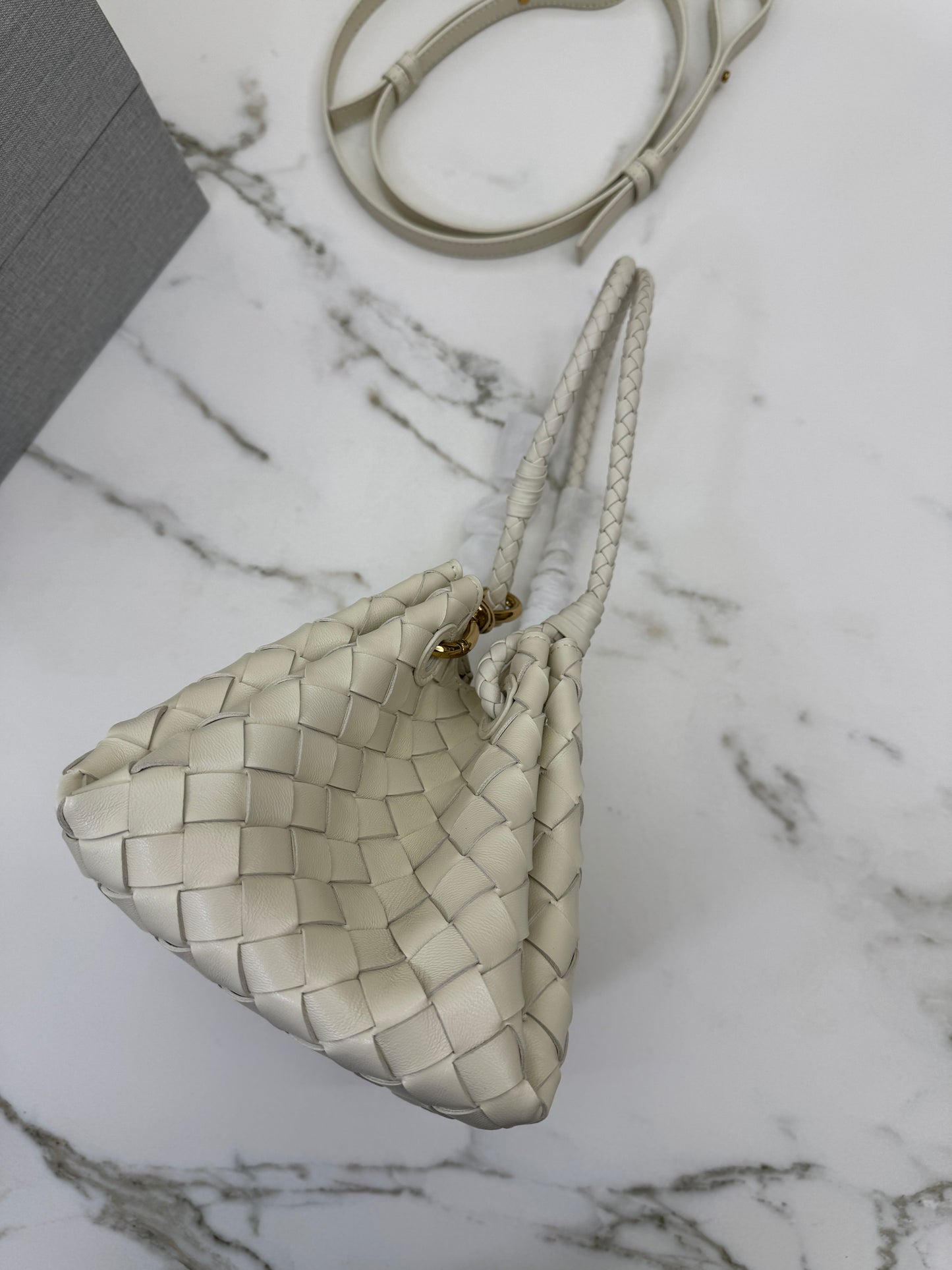 BV Parachute Small 海鹽白 Sea Salt