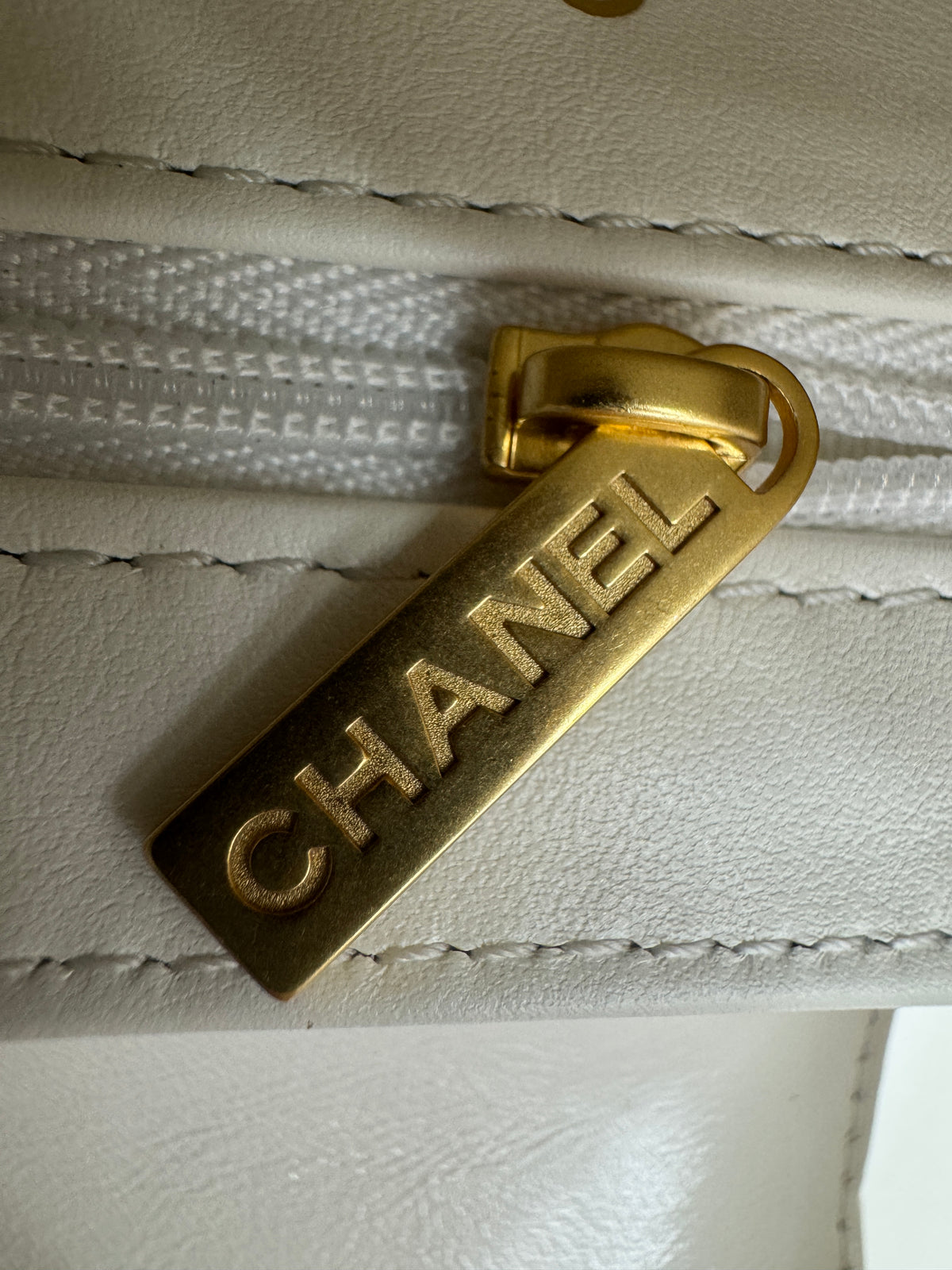 CHANEL Kelly 白色皺紋光面牛皮
