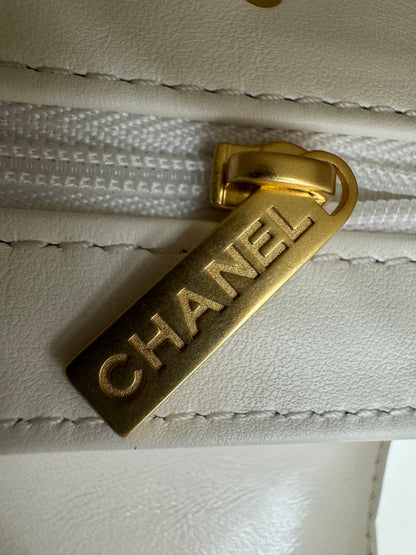 CHANEL Kelly 白色皺紋光面牛皮