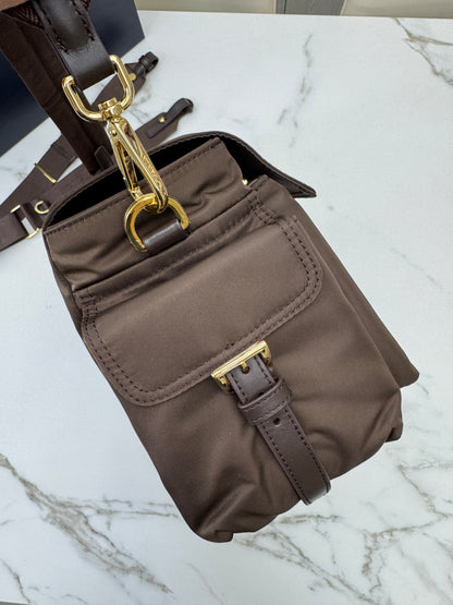 PRADA Re-nylon Explore Large 深棕色