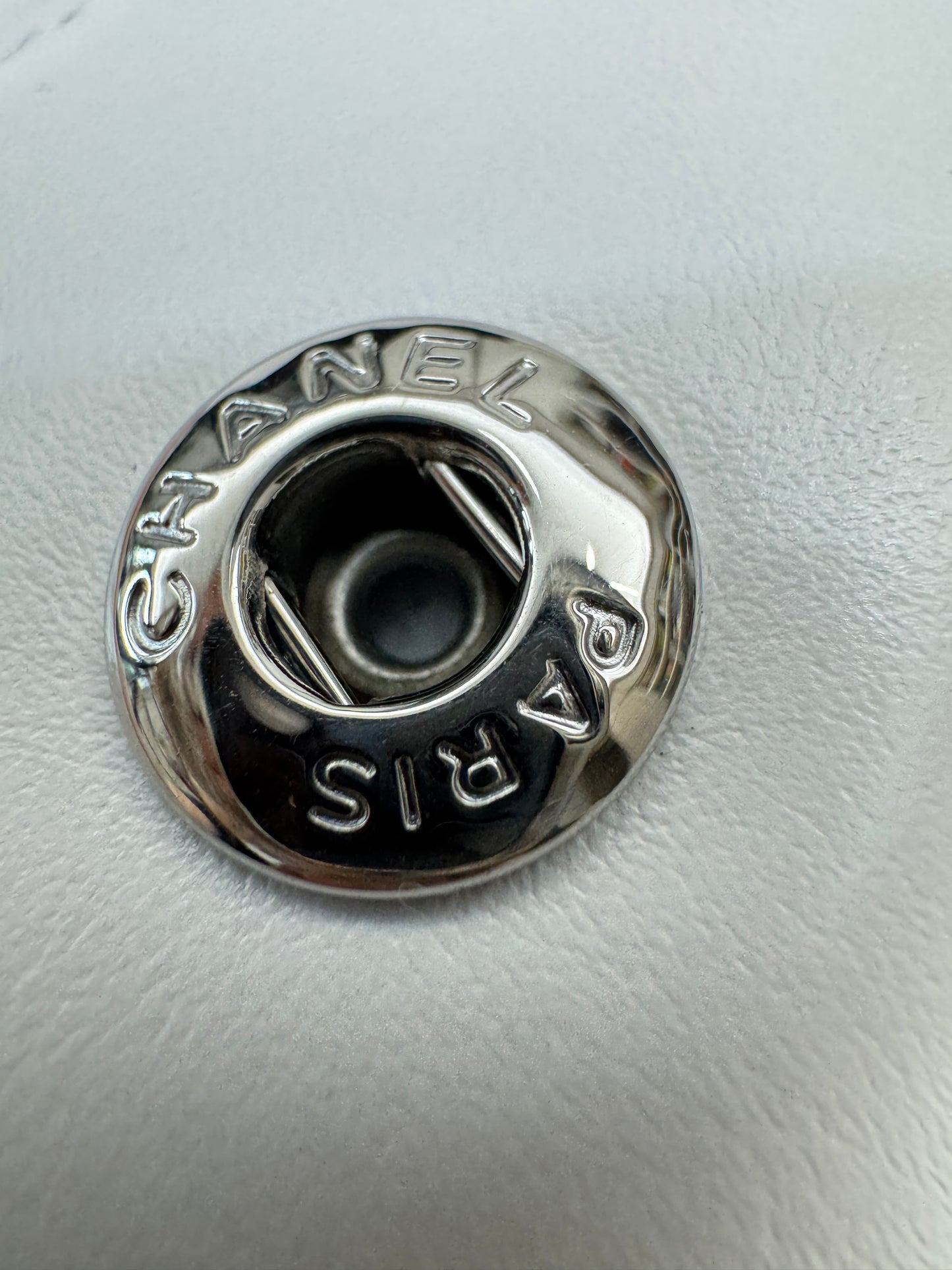 CHANEL 22Bag Medium 白色黑線