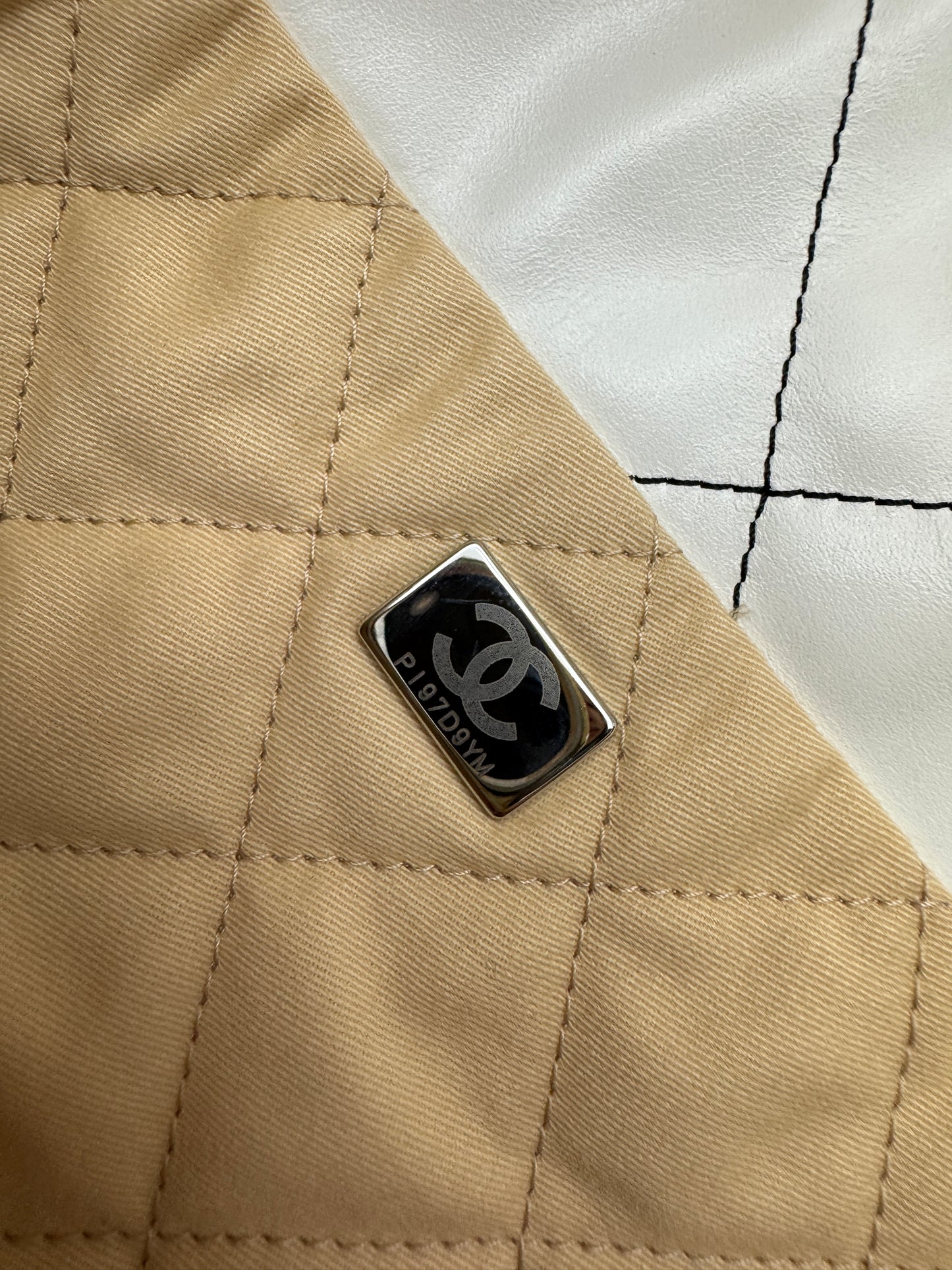 CHANEL 22Bag Medium 白色黑線