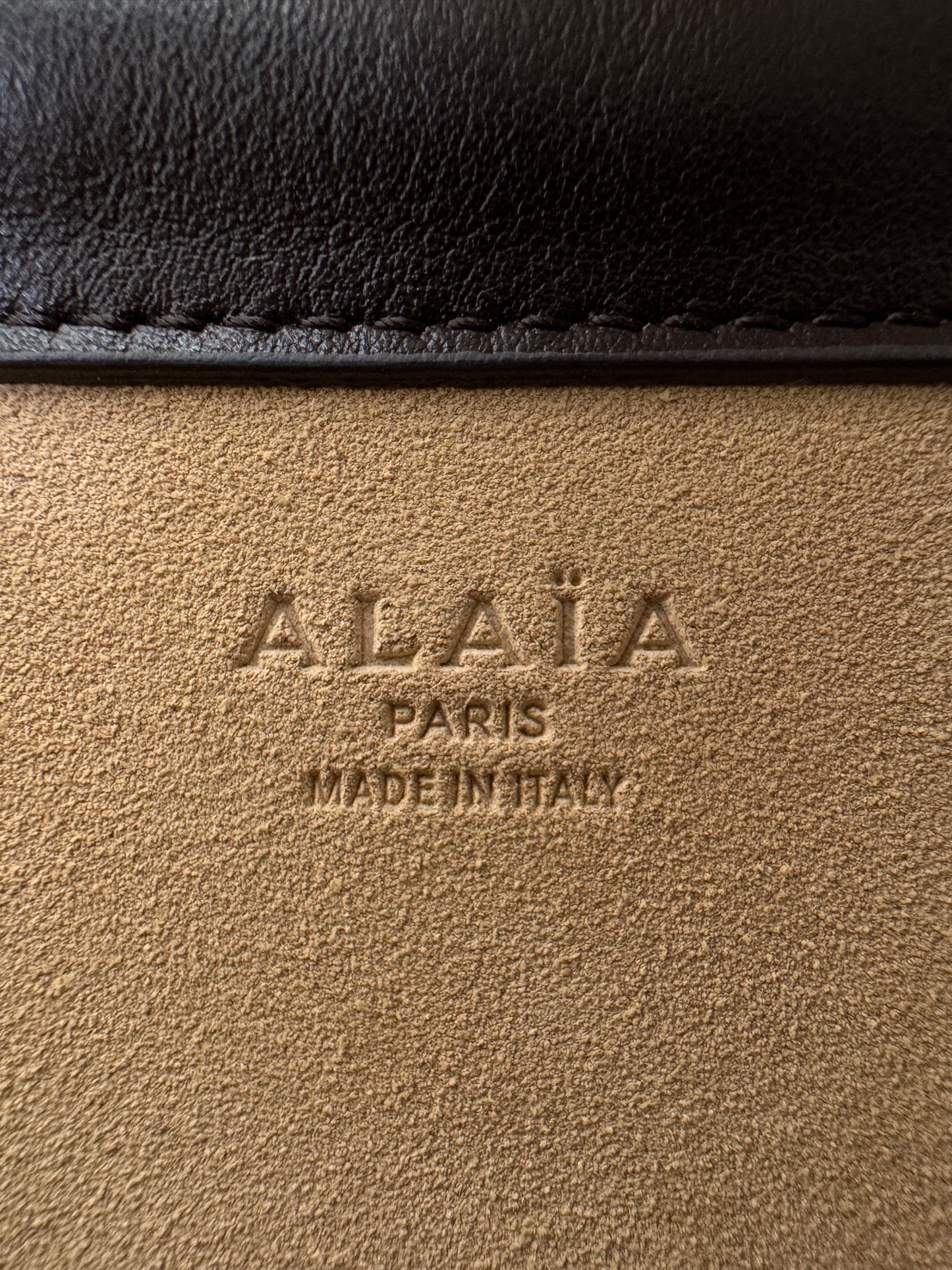 ALAIA Le Click East West Medium 深棕色