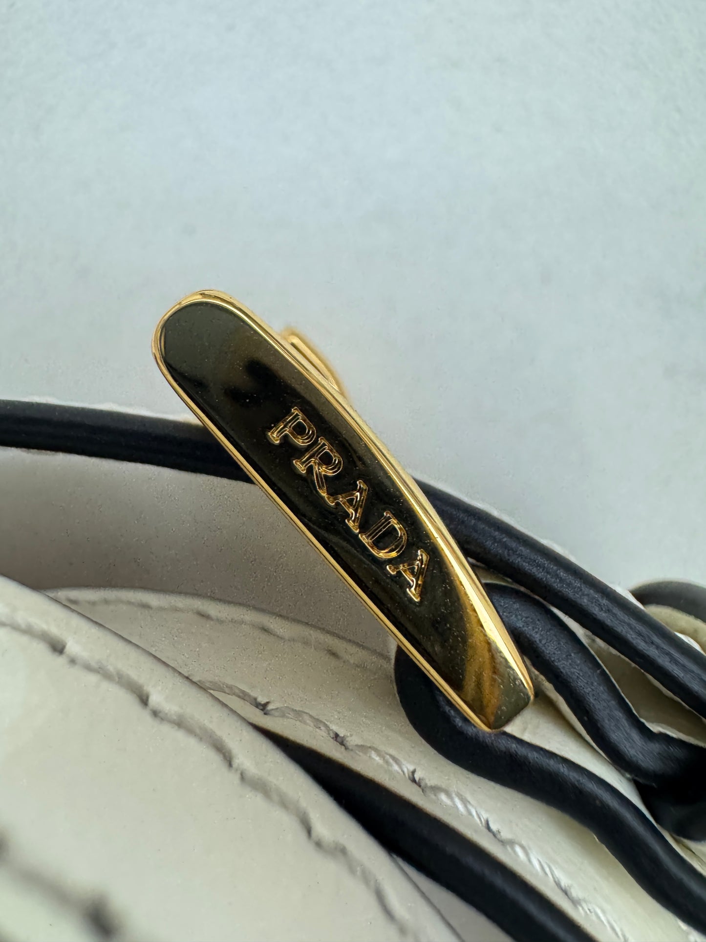 PRADA Bonnie Hobo 白色油蠟皮