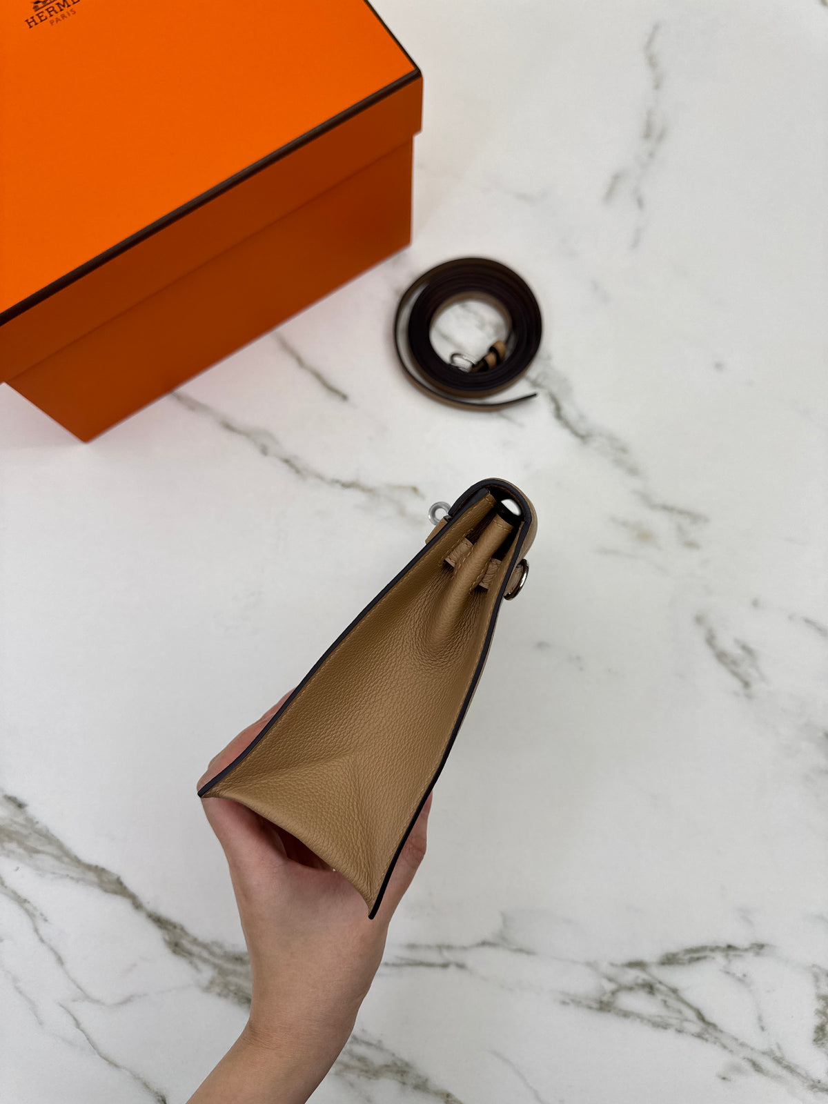 HERMES Kelly Danse 奶茶色銀扣 Chai Evercolor PHW