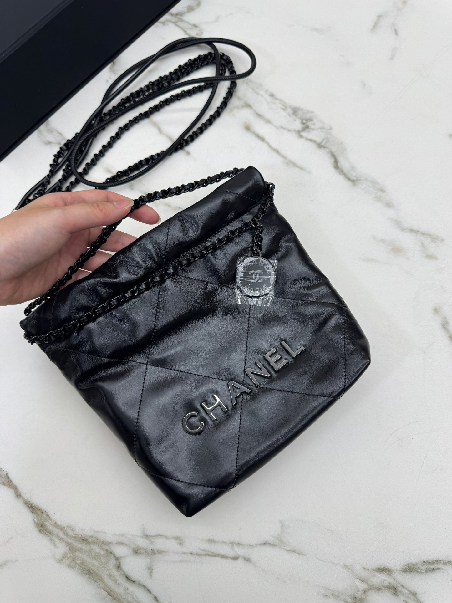 CHANEL Mini 22 Bag So Black 油蠟牛皮