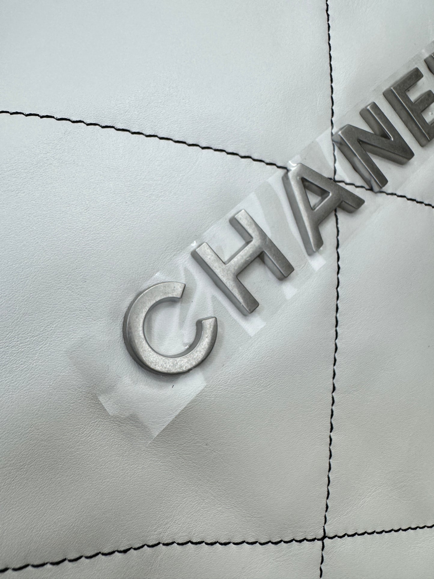 CHANEL 22Bag Medium 白色黑線