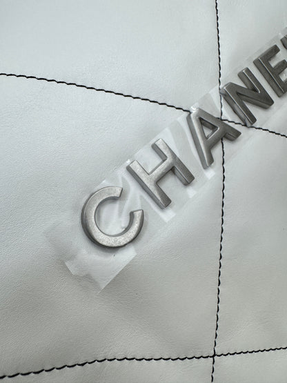 CHANEL 22Bag Medium 白色黑線