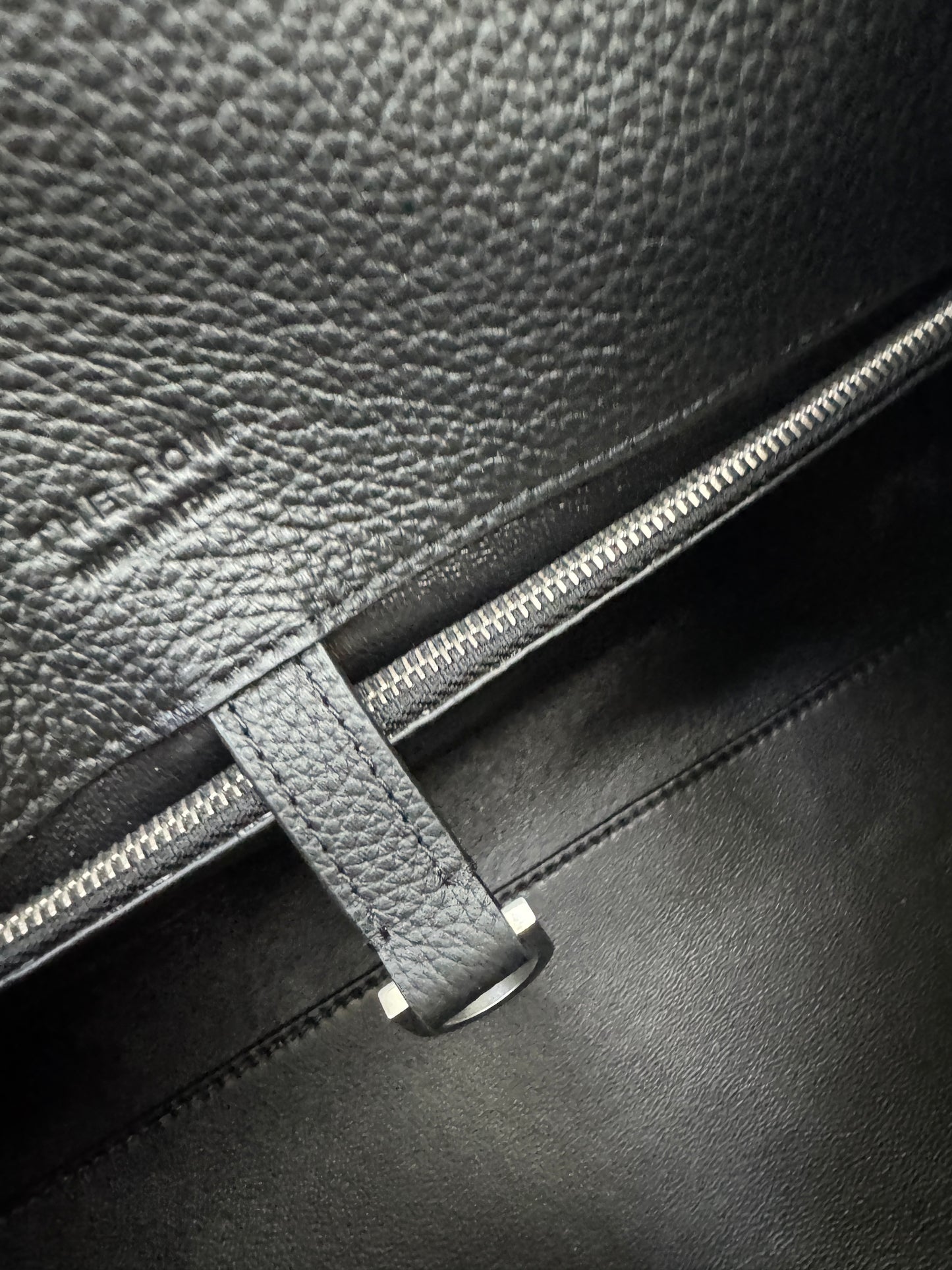THE ROW Shoulder Marguax 12 黑色荔枝紋 Black Grained Calfskin