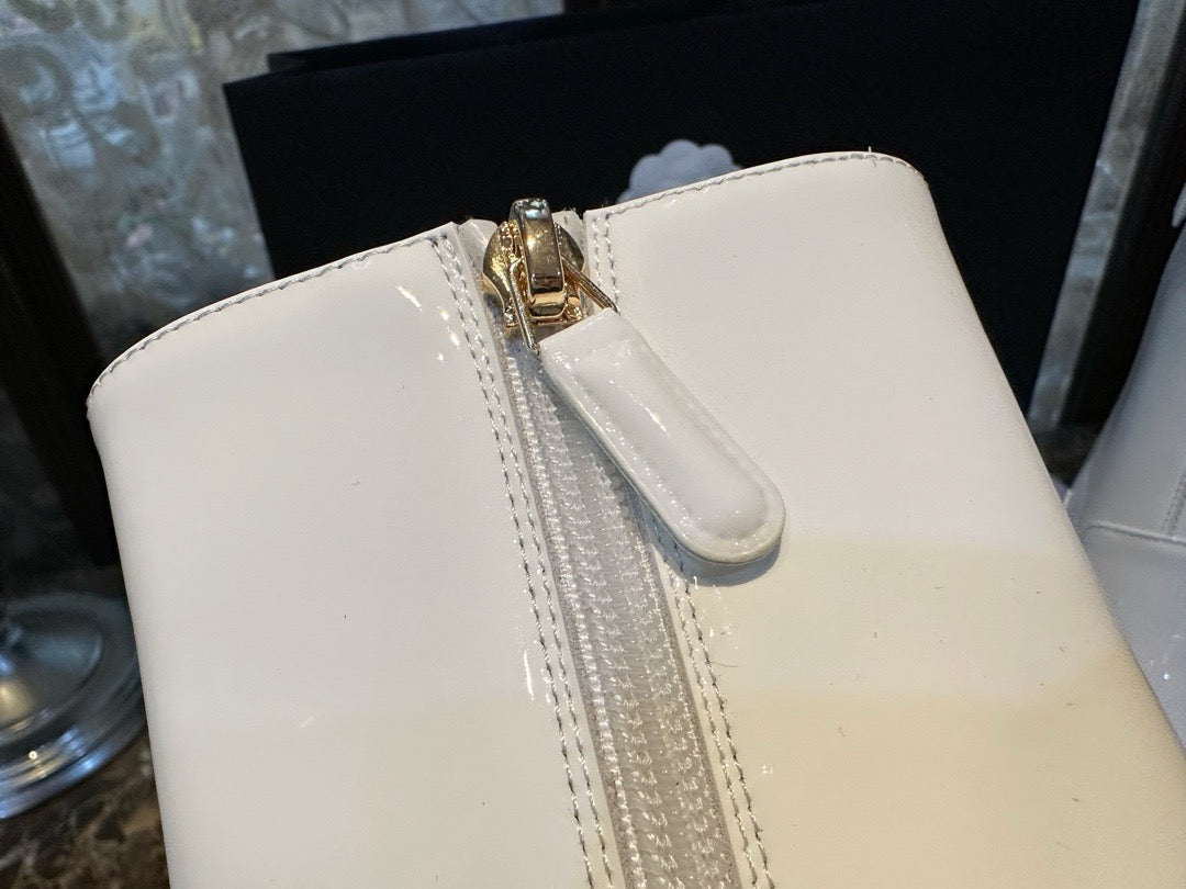 CHANEL 尖頭粗跟短靴 黑白 23B