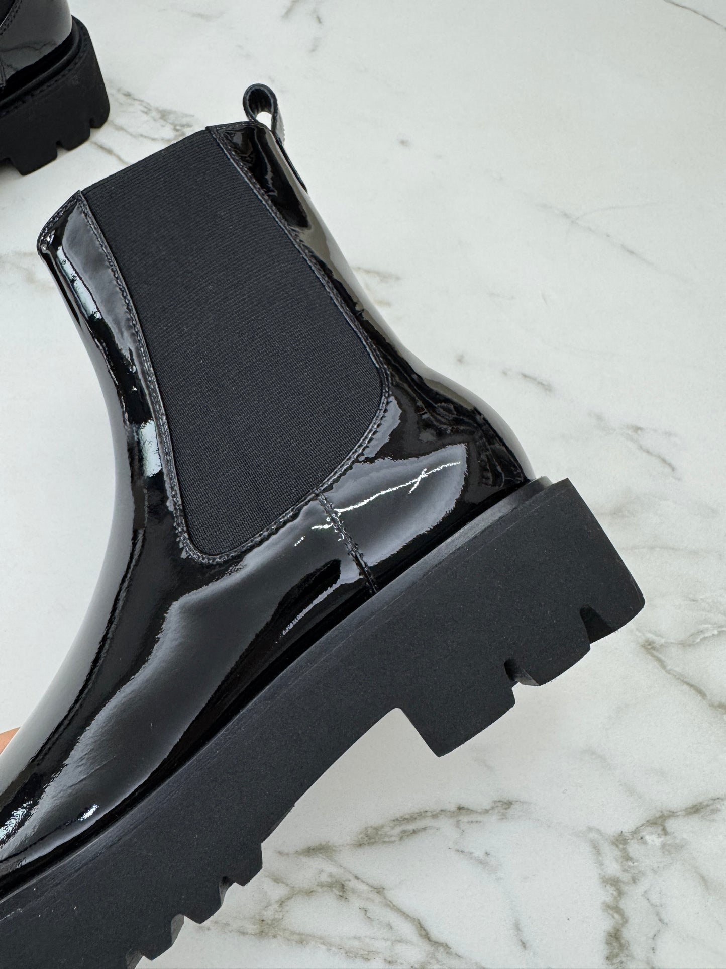 CHANEL 22C Chelsea Boots 漆皮切爾西短靴