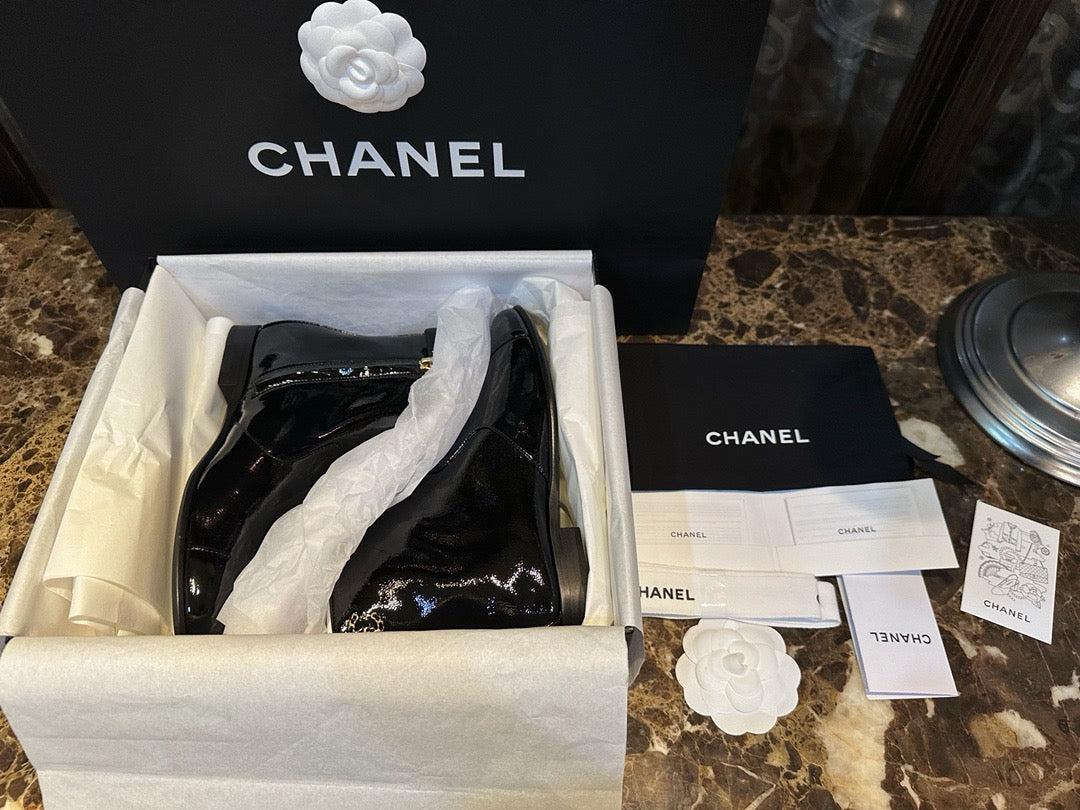 CHANEL 皺漆皮短靴￼23A