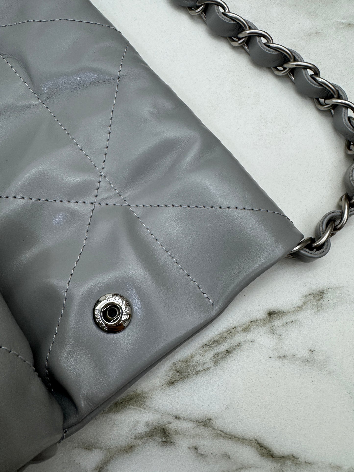 CHANEL 22 Bag Medium 23C淺灰色銀扣