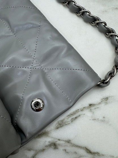 CHANEL 22 Bag Medium 23C淺灰色銀扣