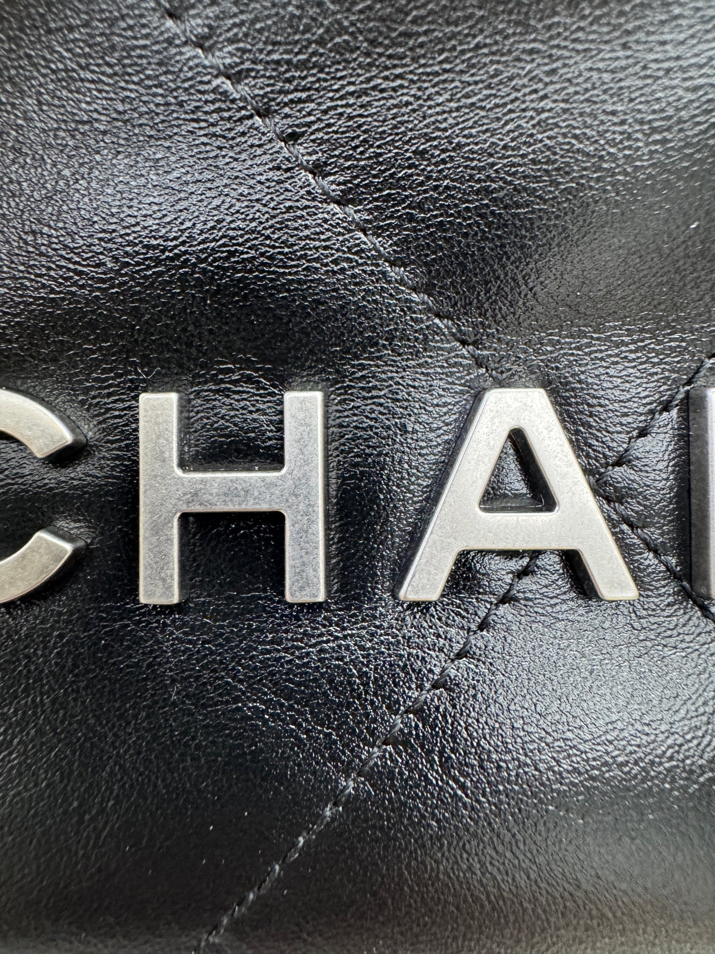 CHANEL Mini 22 Bag 黑銀 【同步最新磁吸扣版】