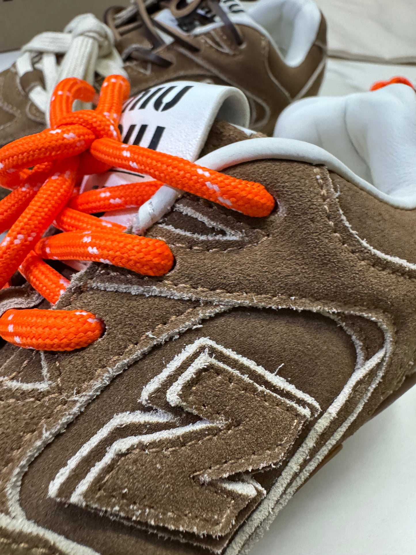 MIU MIU x NEW BALANCE 棕色猄皮軟底運動鞋