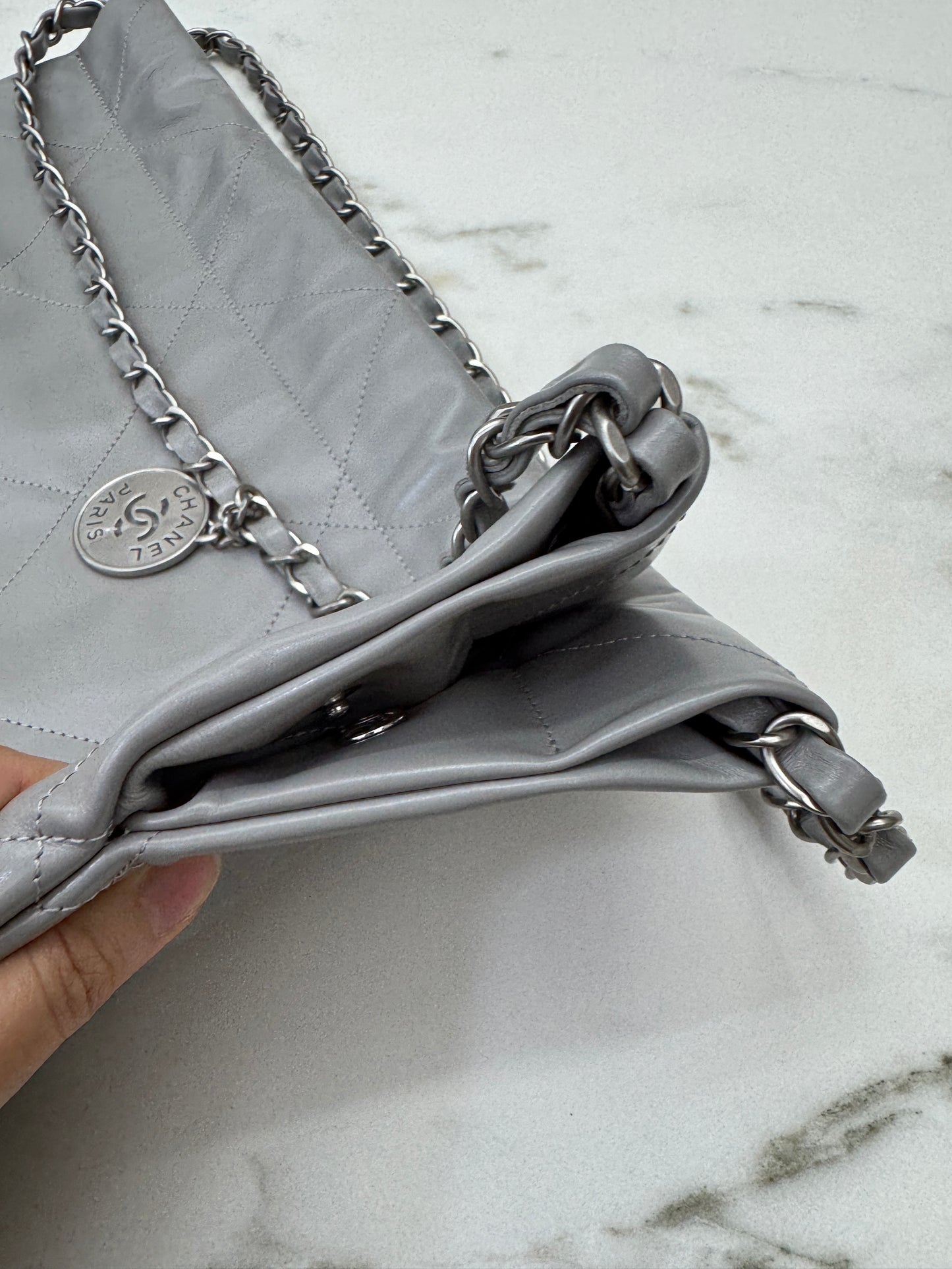 CHANEL 22 Bag Medium 23C淺灰色銀扣