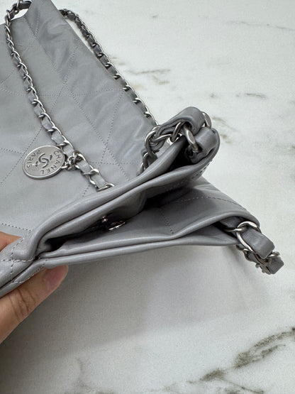 CHANEL 22 Bag Medium 23C淺灰色銀扣