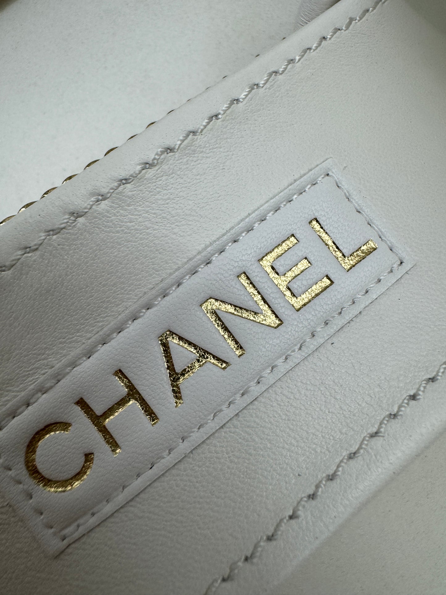 CHANEL 25P 粗跟拖鞋 白色