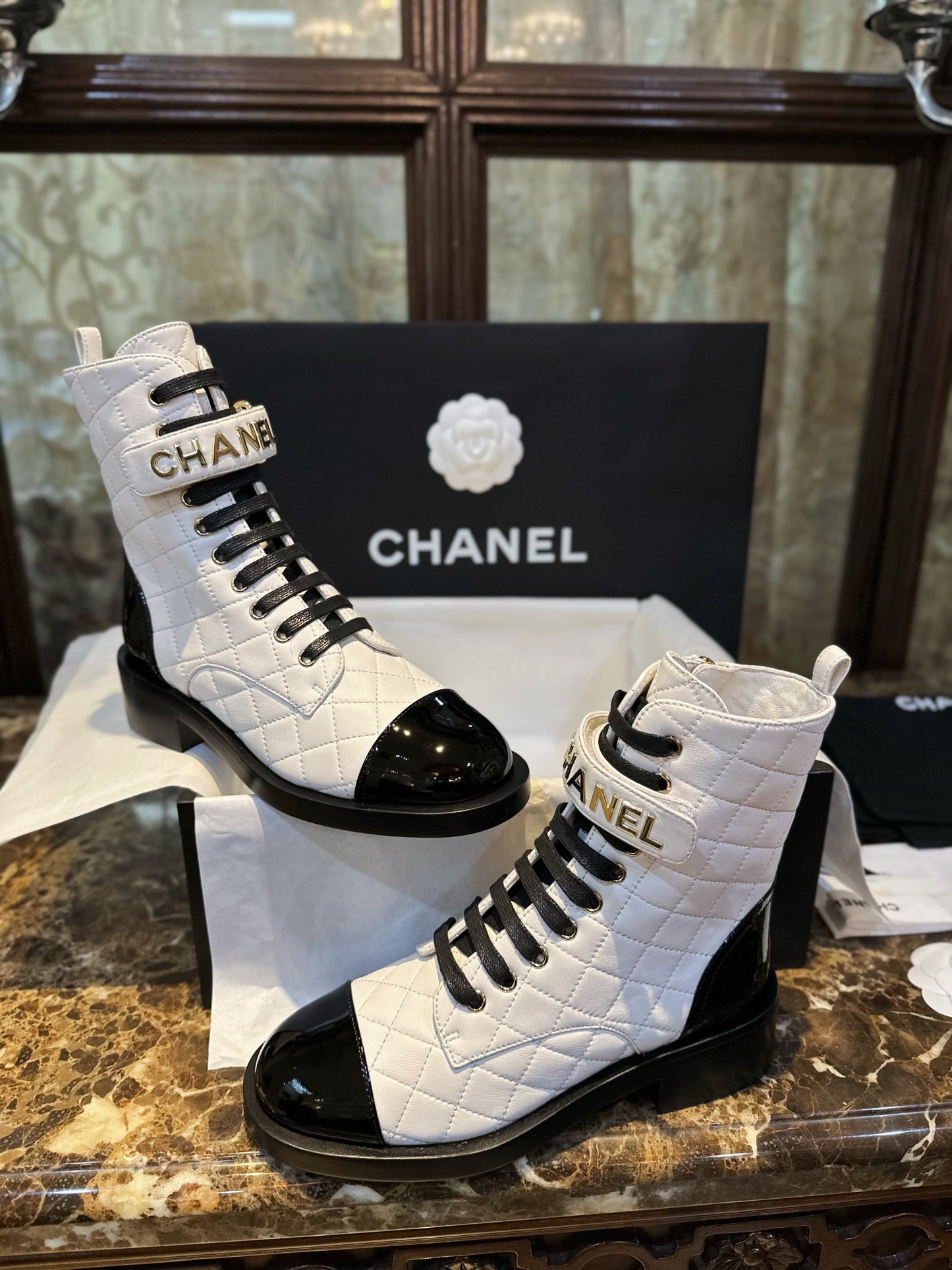 CHANEL 羊皮 菱格字母機車靴 黑白 23a￼