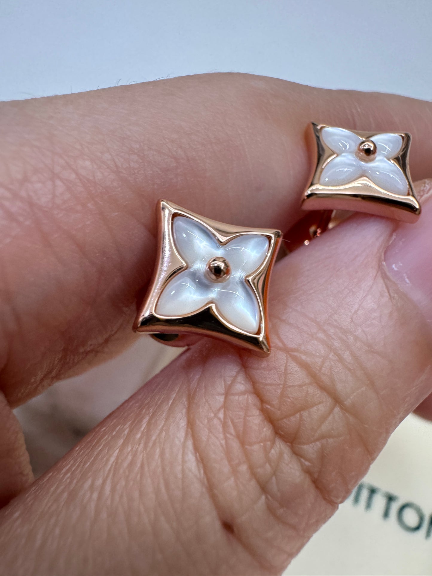 LV Color Blossom 白貝母耳環