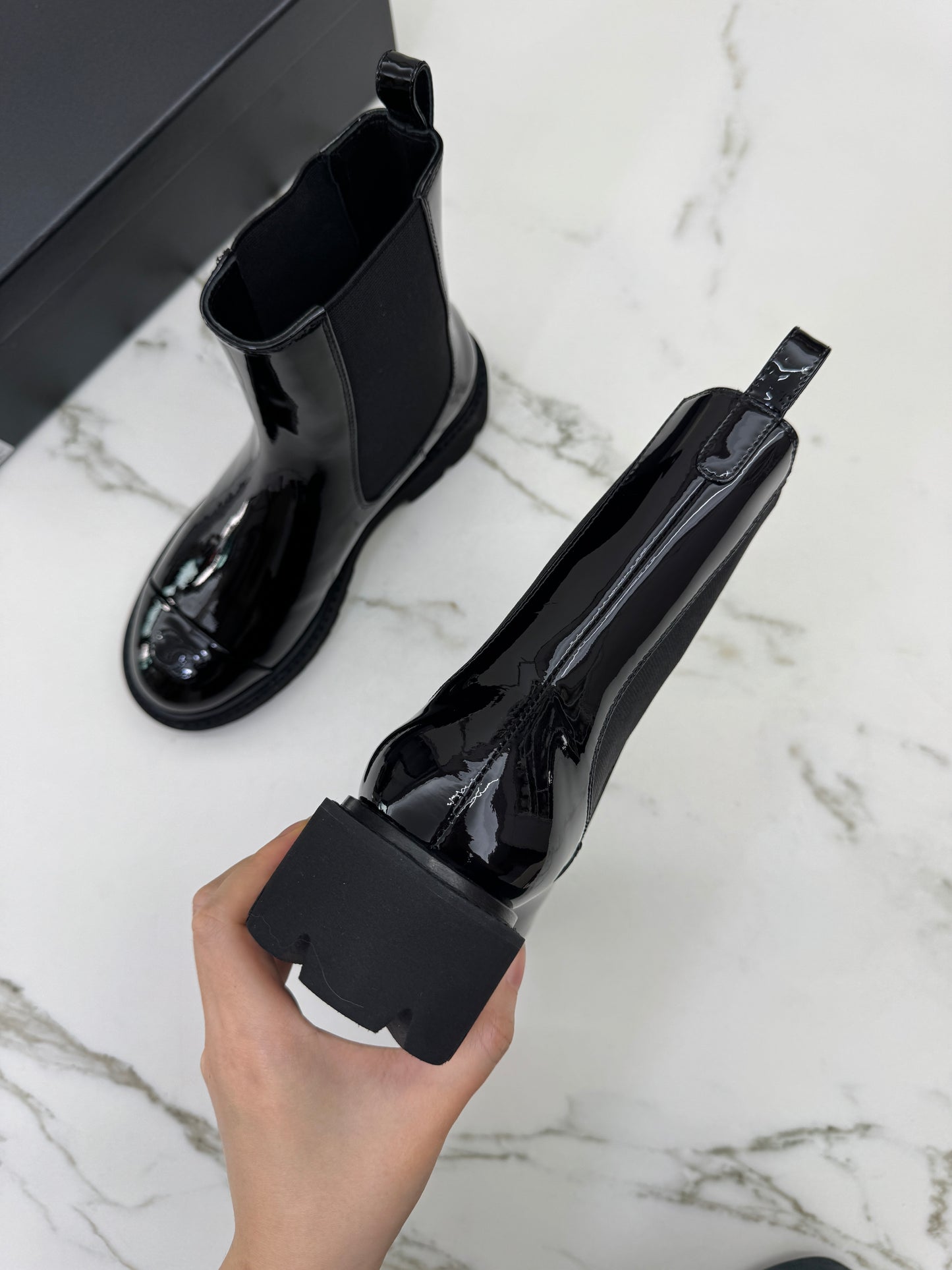 CHANEL 22C Chelsea Boots 漆皮切爾西短靴
