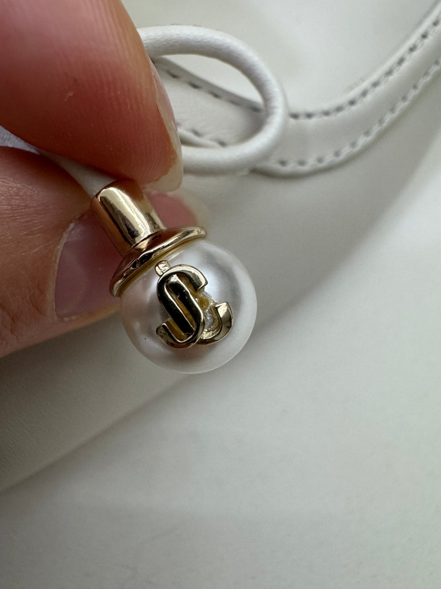 JIMMY CHOO 方頭珍珠拼鑽蝴蝶結 米白