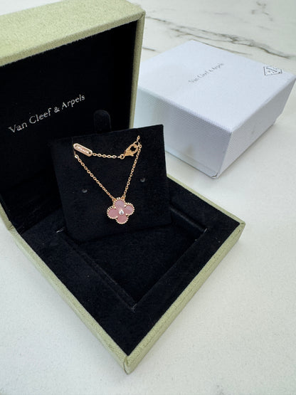 VCA Vintage Alhambra 2025 Holiday Pendant 粉貝母