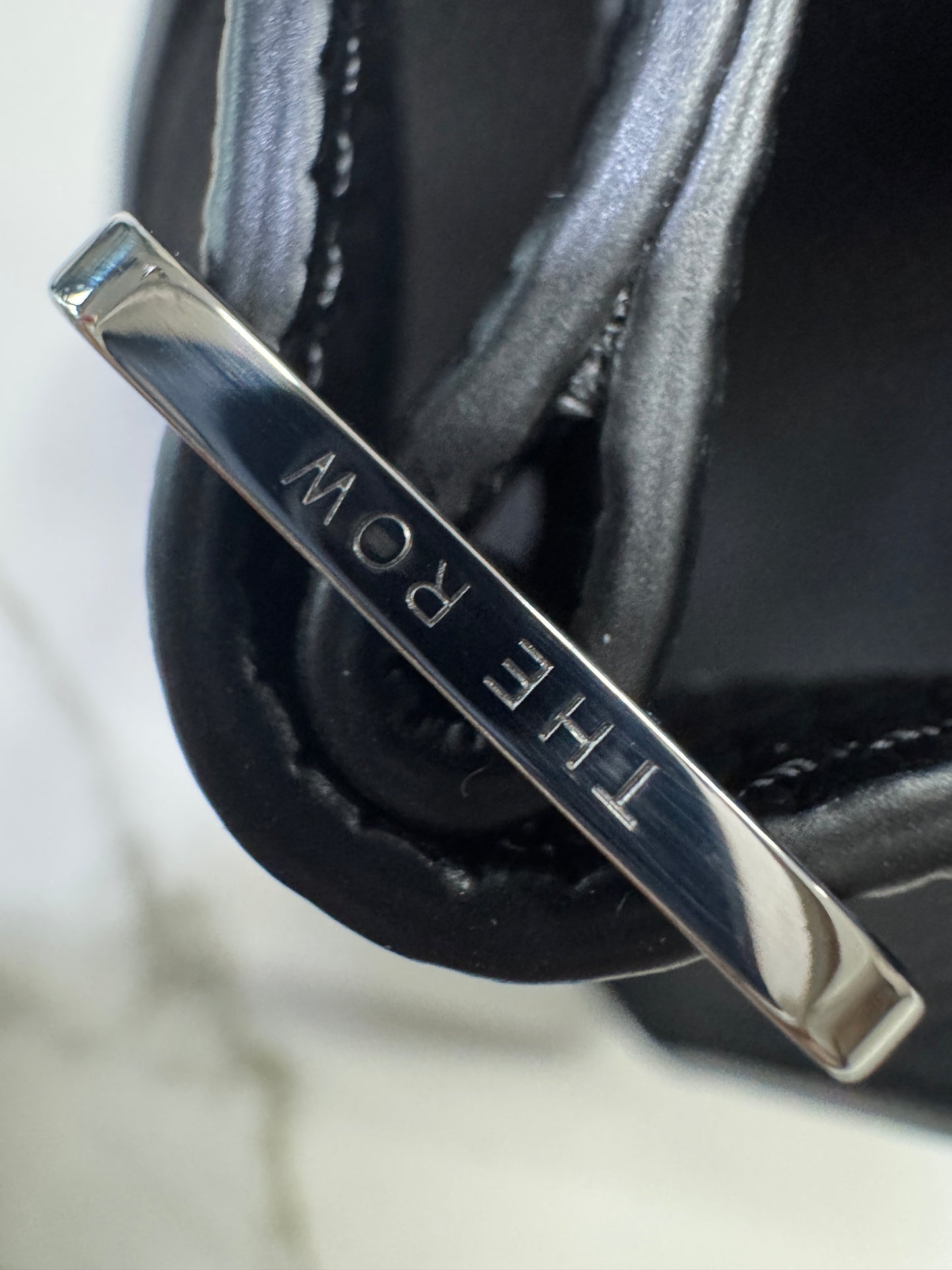 THE ROW Marguax 12 黑銀荔枝紋