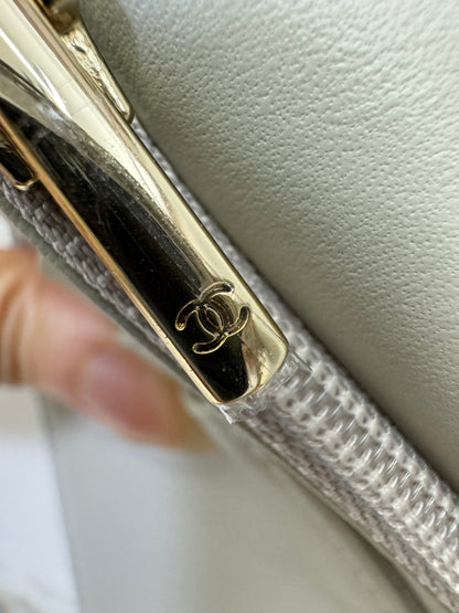 CHANEL Passport Holder 淺灰