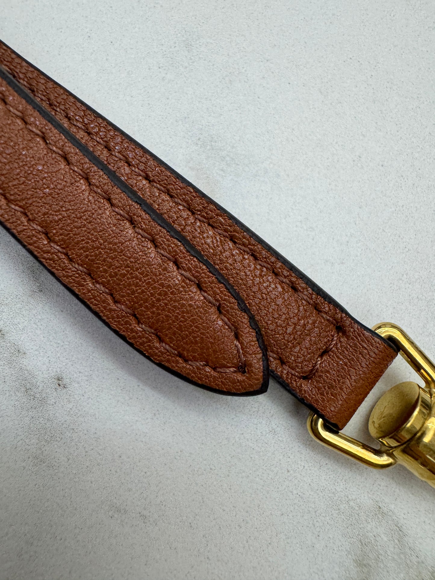 CELINE Soft Triomphe Half Moon 焦糖棕