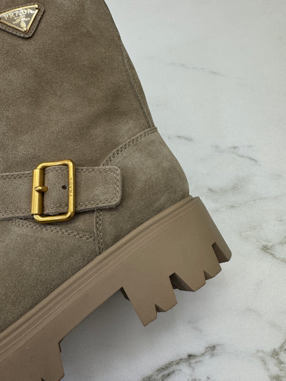 PRADA 卡其色麂皮中筒靴