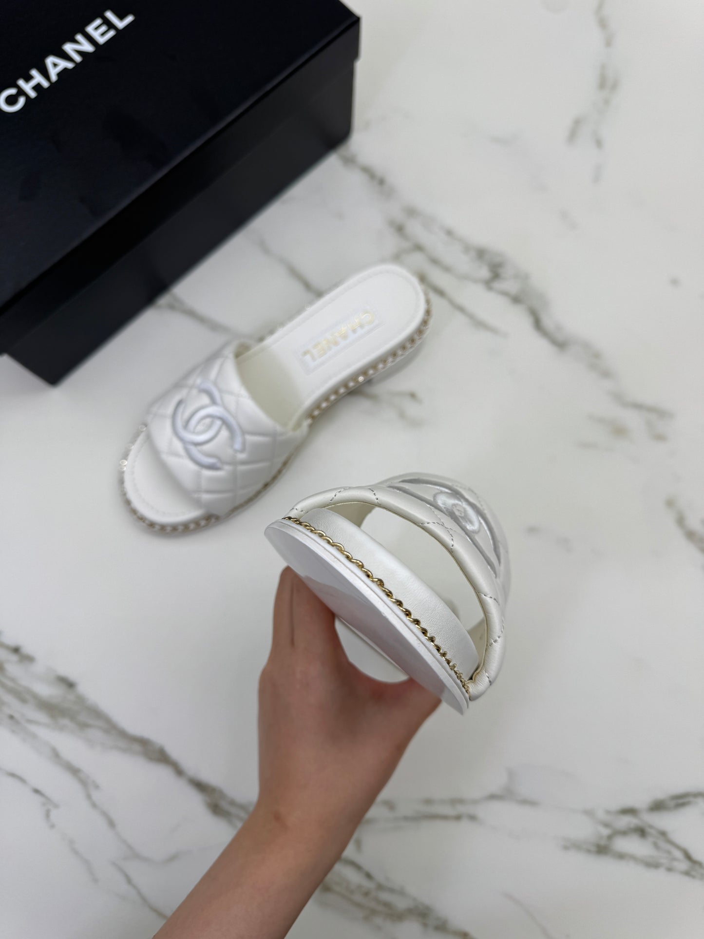 CHANEL 25P 粗跟拖鞋 白色