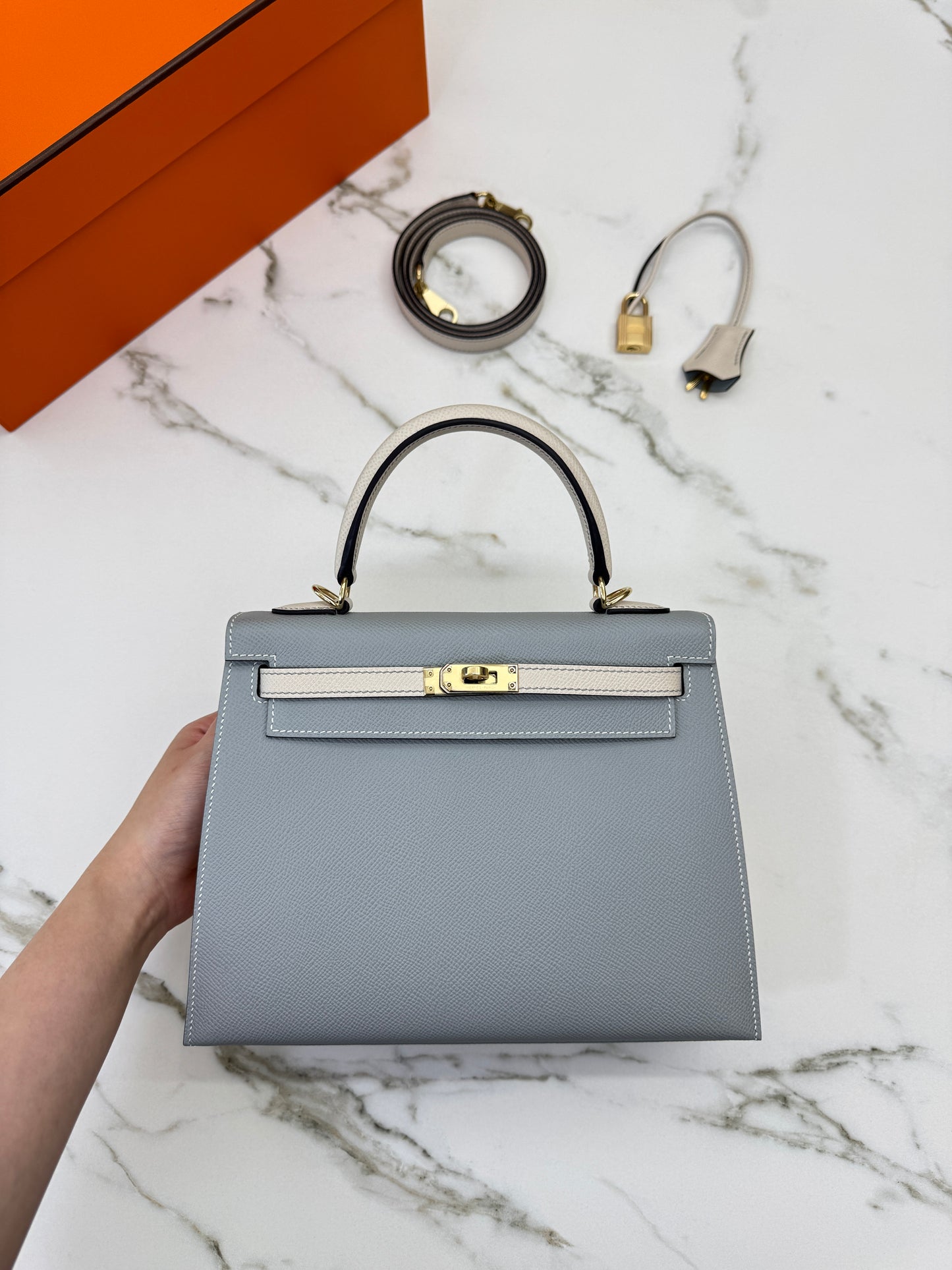 HERMES Kelly 25 冰川藍拼奶昔白 Epsom 香檳金扣 8U Bleu Glacier/ 10 Craie PBHW