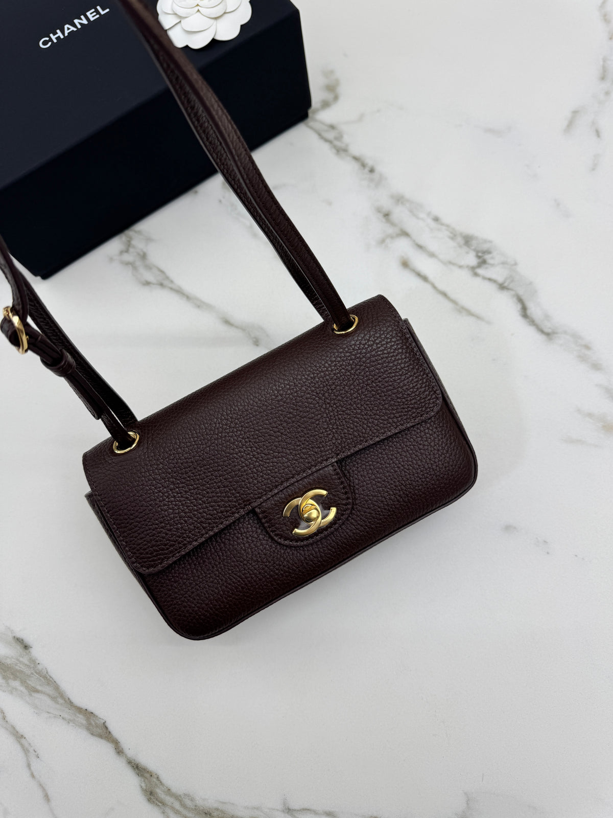 CHANEL Mini Maxi Flap 巧克力色