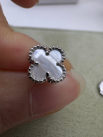 VCA Sweet Alhambra Earrings 白金色白貝母耳環
