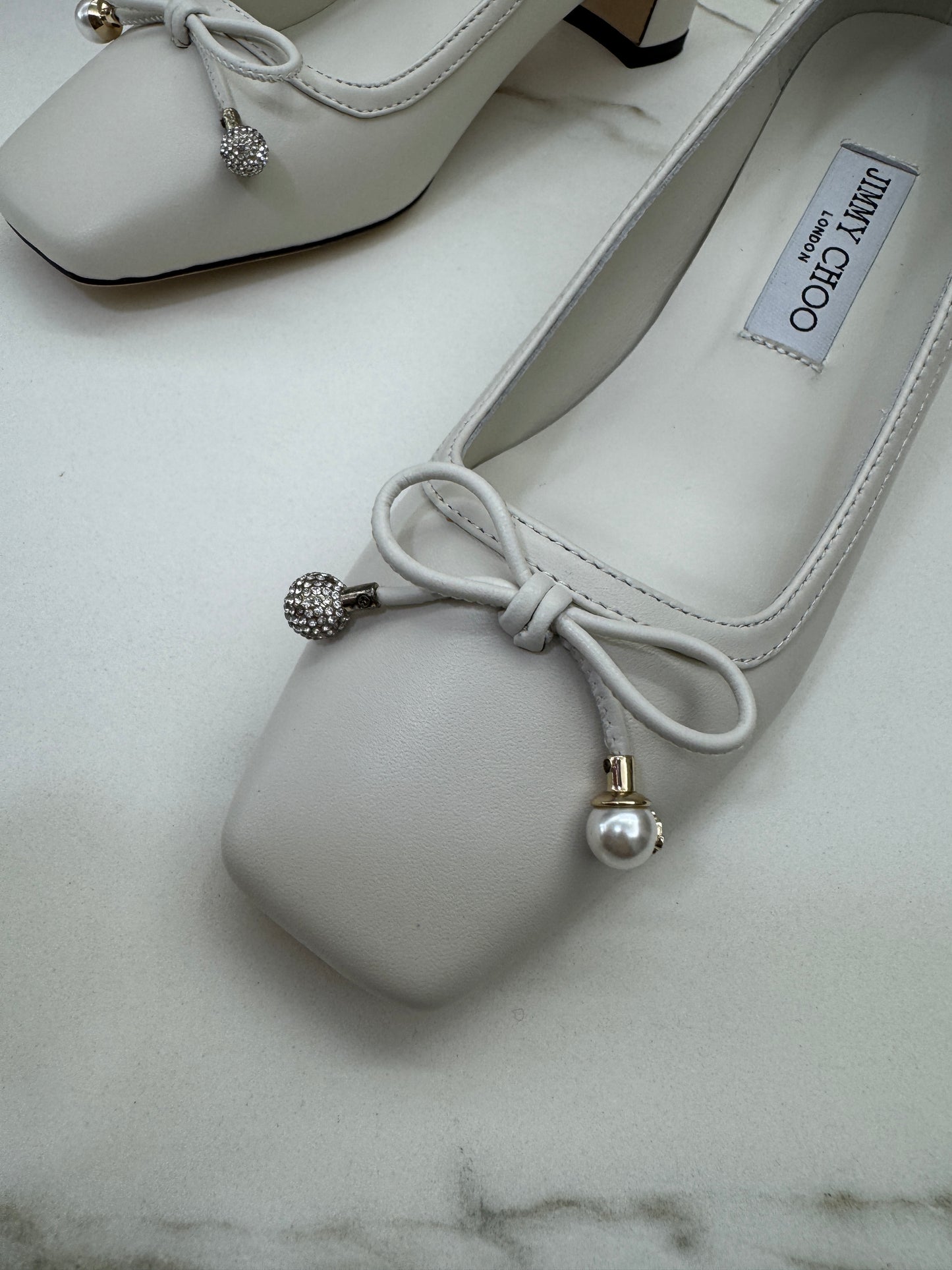 JIMMY CHOO 方頭珍珠拼鑽蝴蝶結 米白