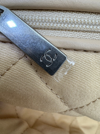 CHANEL 22Bag Medium 白色黑線