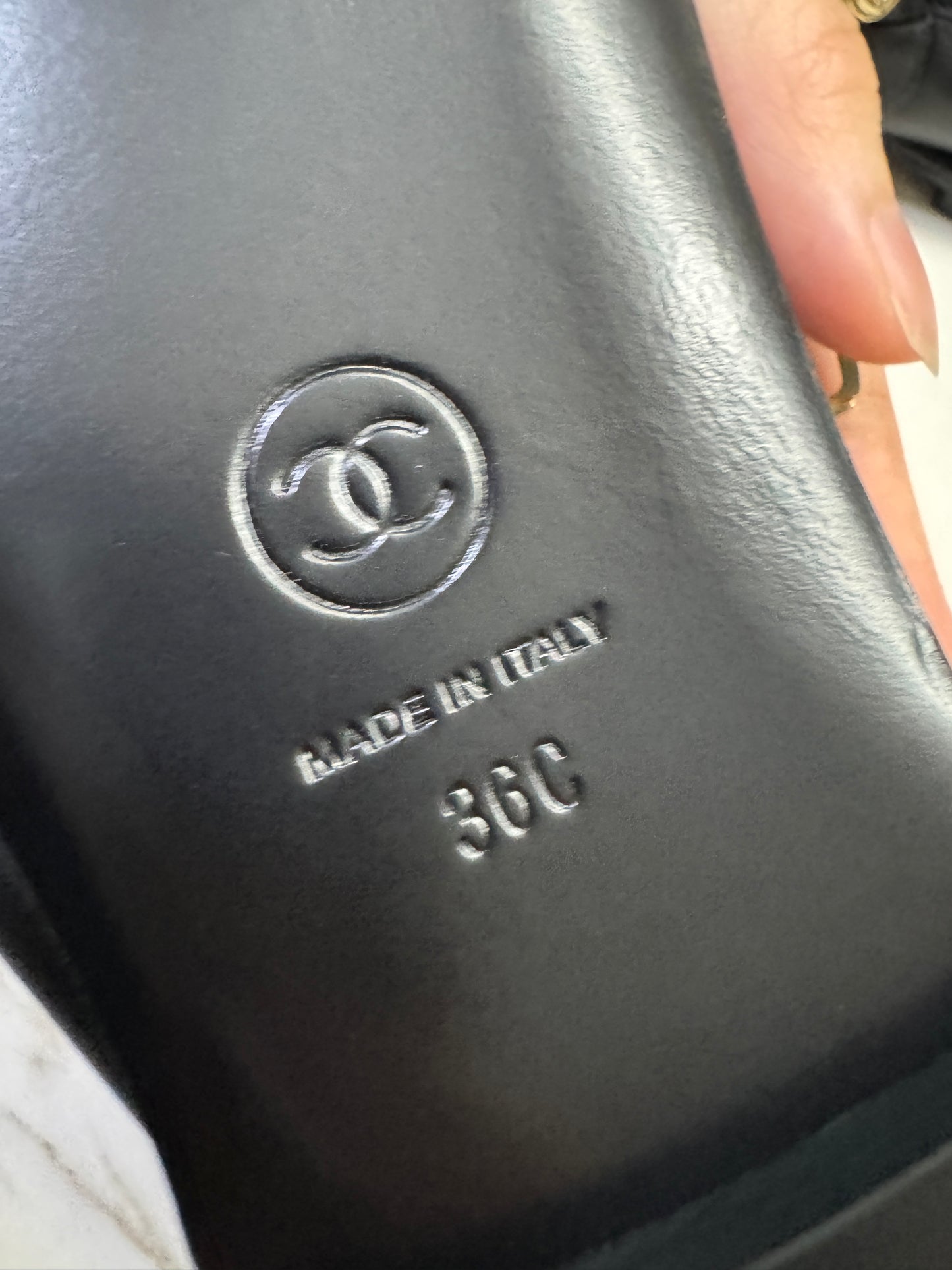 CHANEL 24A Mary Jane 平底小羊皮