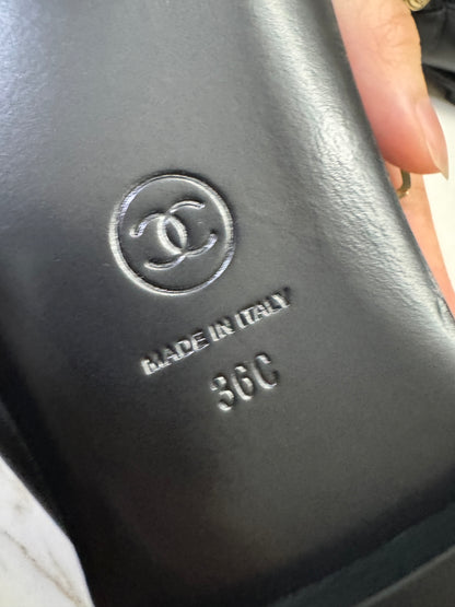 CHANEL 24A Mary Jane 平底小羊皮