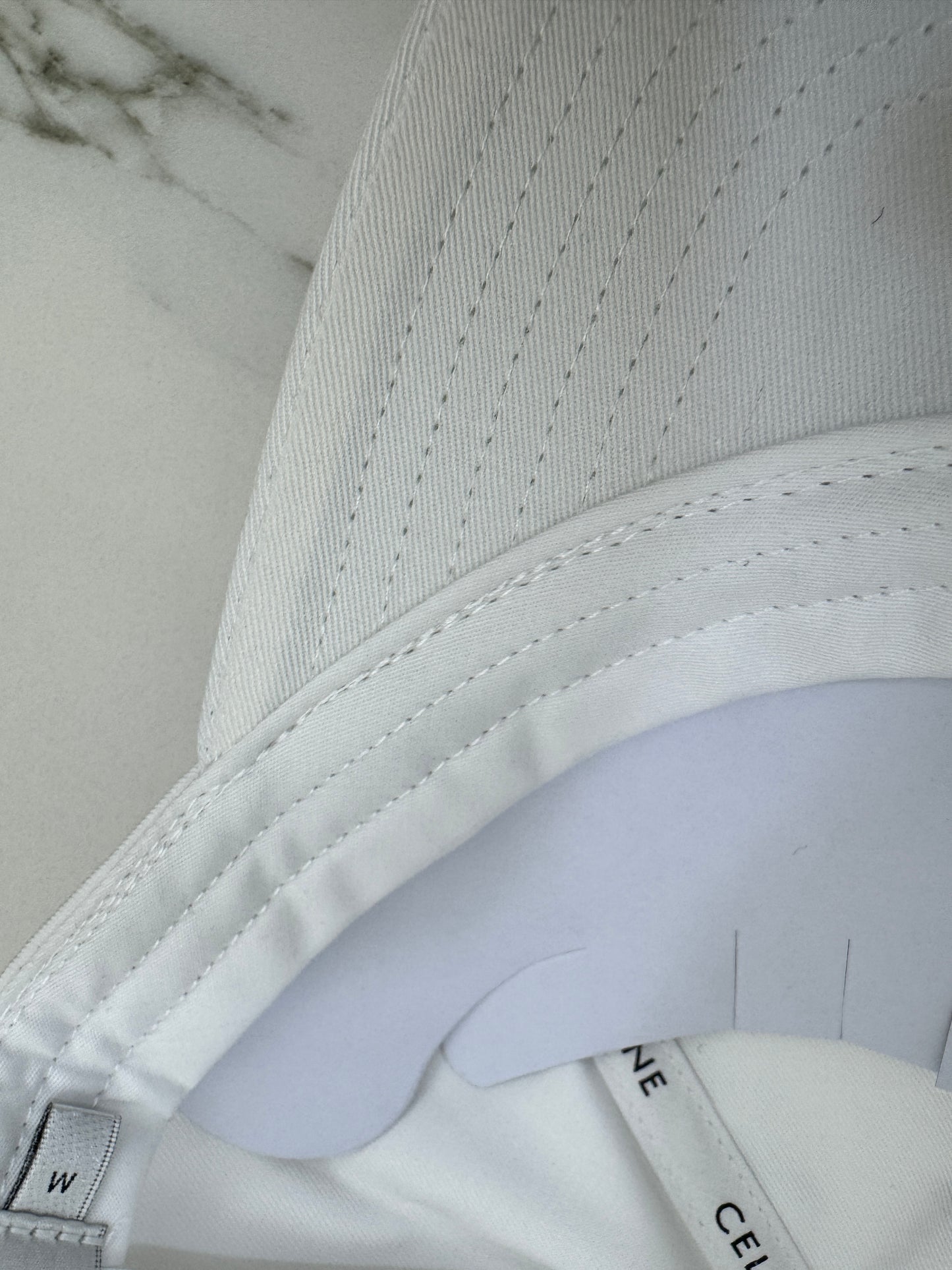 CELINE 白色藍標凱旋門鴨舌帽