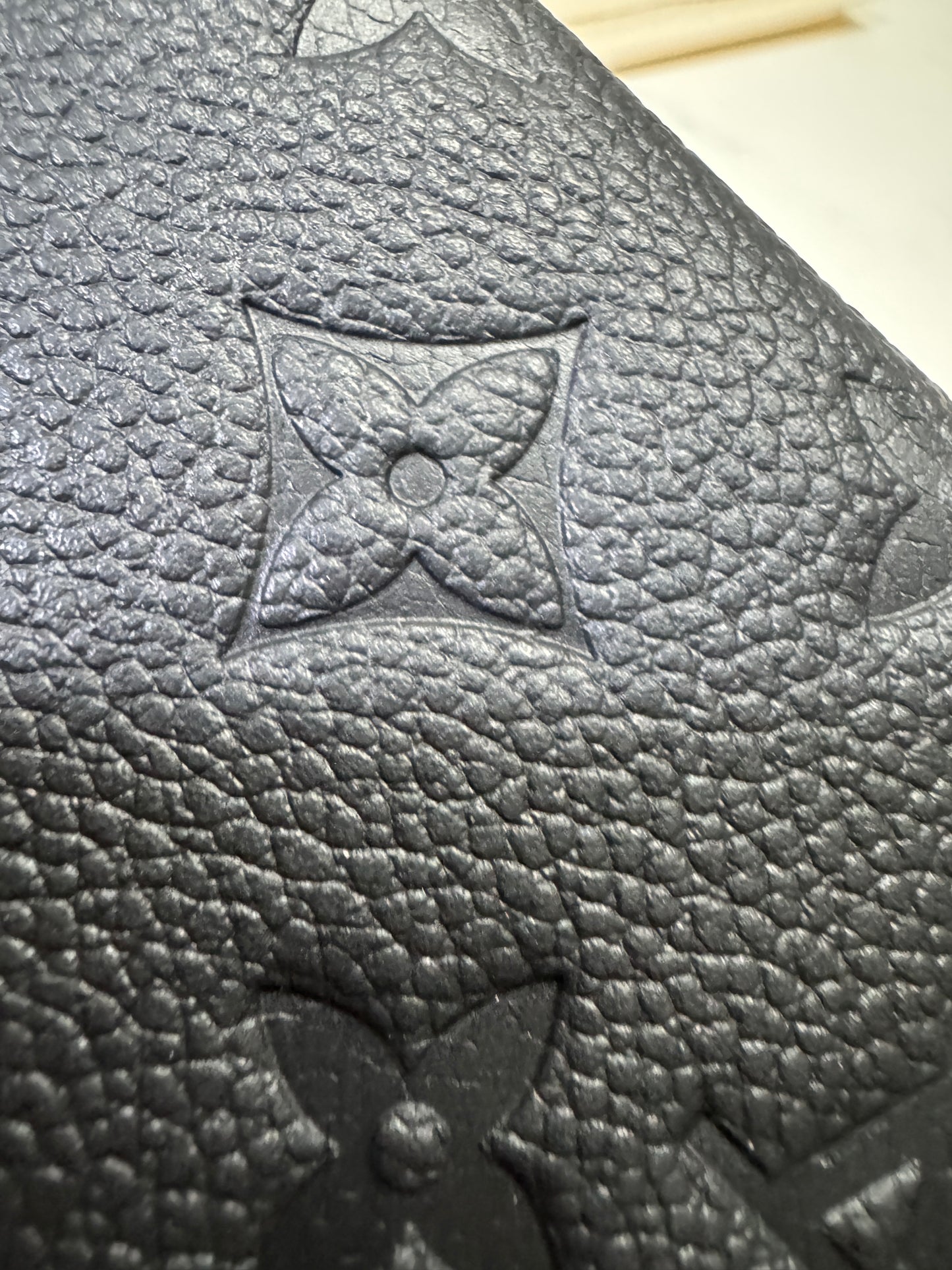 LV Rosalie 黑色全皮壓花零錢包