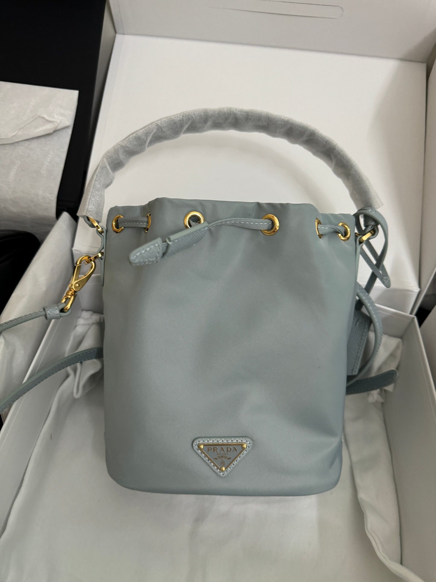 PRADA Re-Nylon 拼皮手柄小水桶 粉藍色