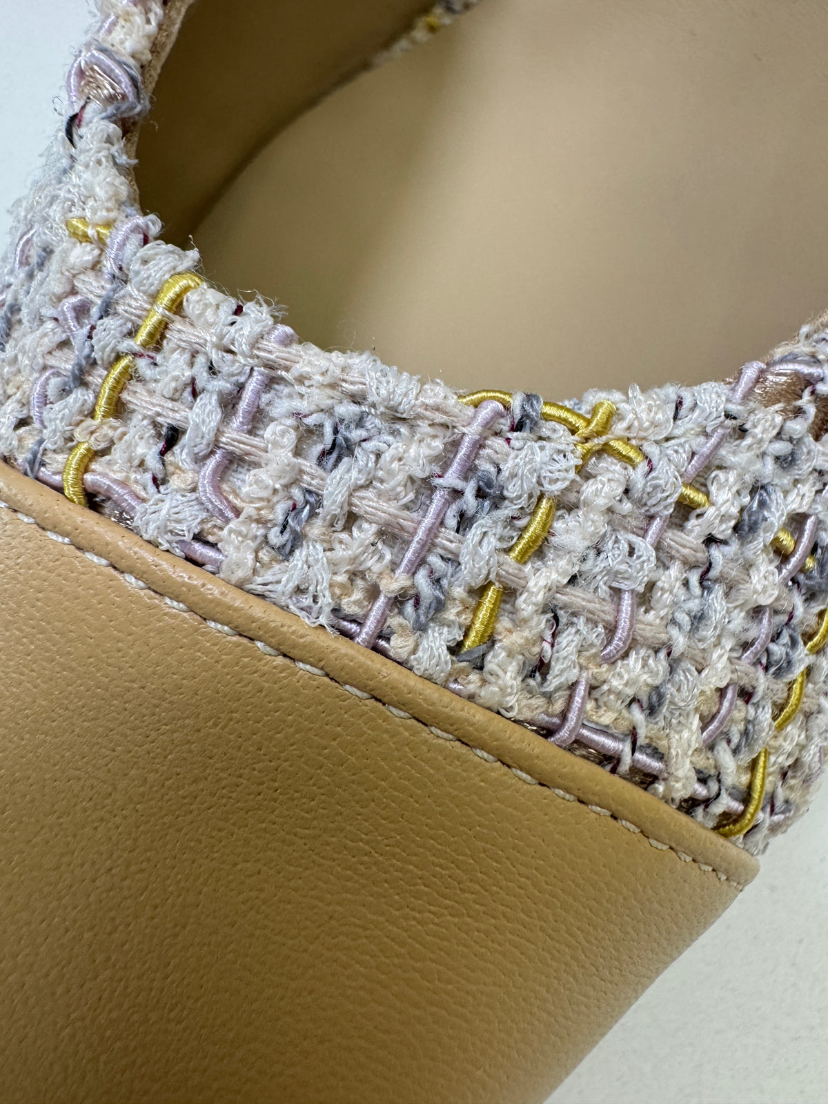 CHANEL 21P 杏色拼米黃紫Tweed Slingback