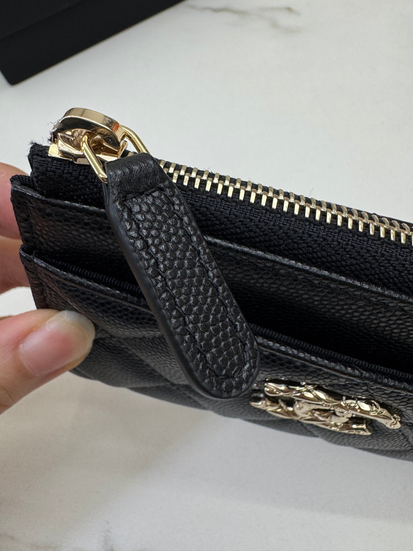CHANEL L型拉鏈卡包 雕刻菱格扣