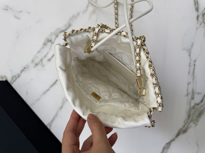 CHANEL 22Bag Mini 鏤空Logo