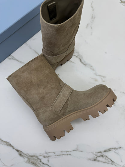 PRADA 卡其色麂皮中筒靴