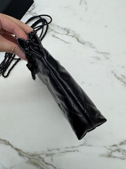 CHANEL Mini 22 Bag So Black 油蠟牛皮