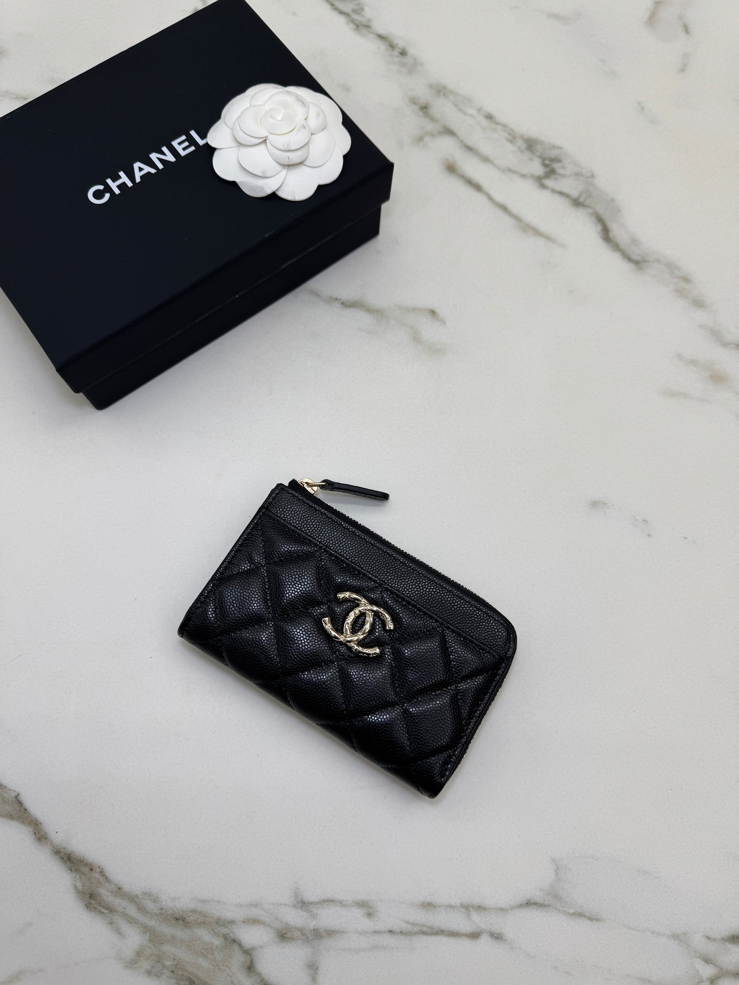 CHANEL L型拉鏈卡包 雕刻菱格扣